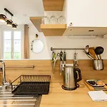 Cozy 1-bedroom With Amenities Near Iconic Montmartre Neighbourhood 아파트 파리
