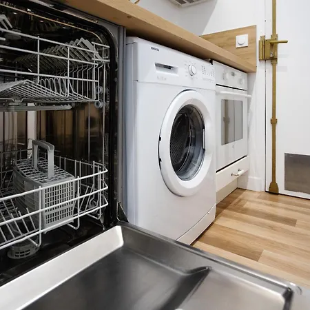 Apartment Cozy 1-bedroom With Amenities Near Iconic Montmartre Neighbourhood Paris