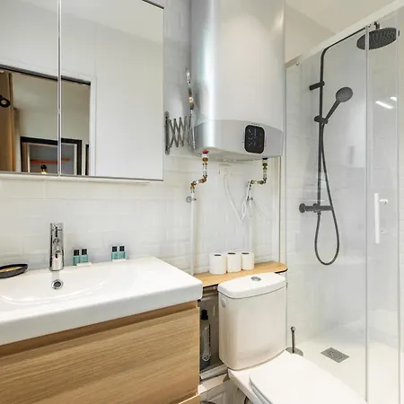 Apartment Cozy 1-bedroom With Amenities Near Iconic Montmartre Neighbourhood