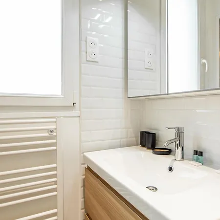 Cozy 1-bedroom With Amenities Near Iconic Montmartre Neighbourhood Apartment
