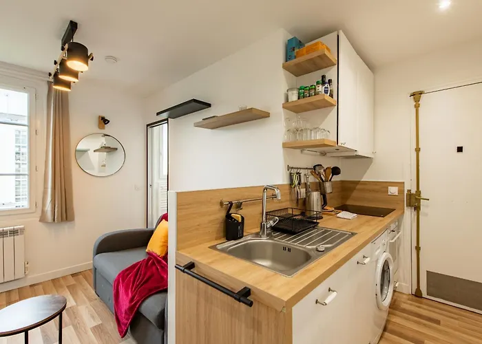Cozy 1-bedroom With Amenities Near Iconic Montmartre Neighbourhood Lägenhet *