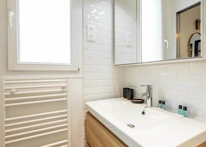 Cozy 1-bedroom With Amenities Near Iconic Montmartre Neighbourhood Lägenhet